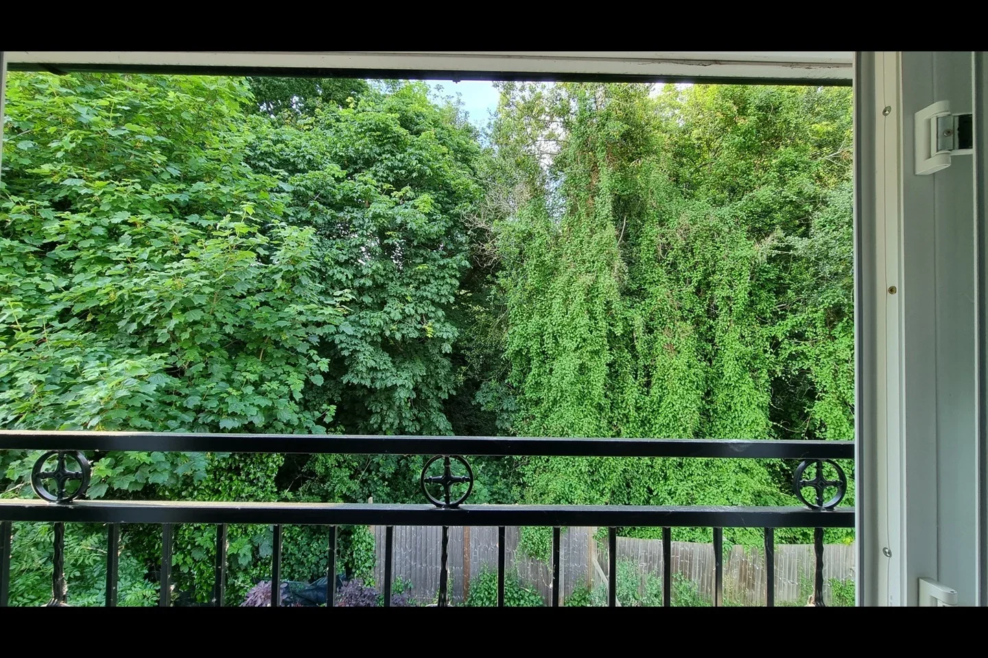 House Cranford Close in Greater London