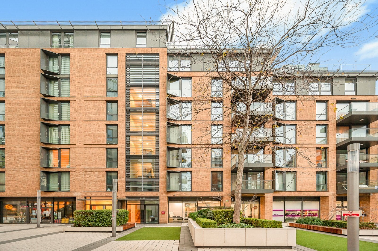 Flat Plaza Gardens in Greater London