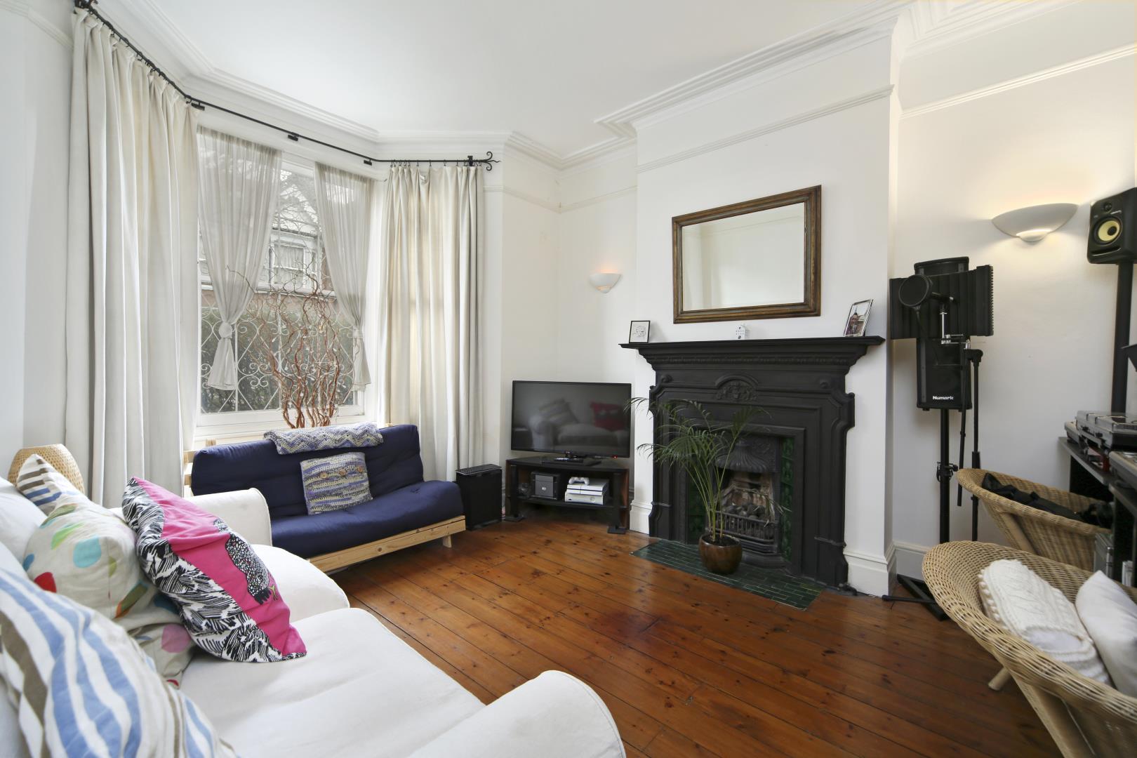 Flat Nascot Street in Greater London