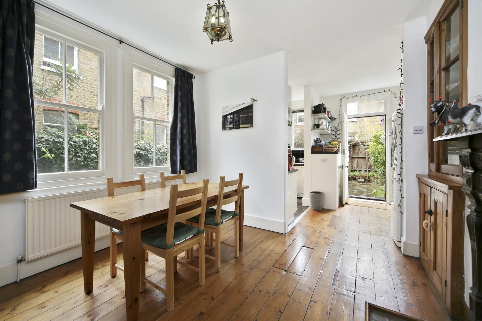 Flat Nascot Street in Greater London