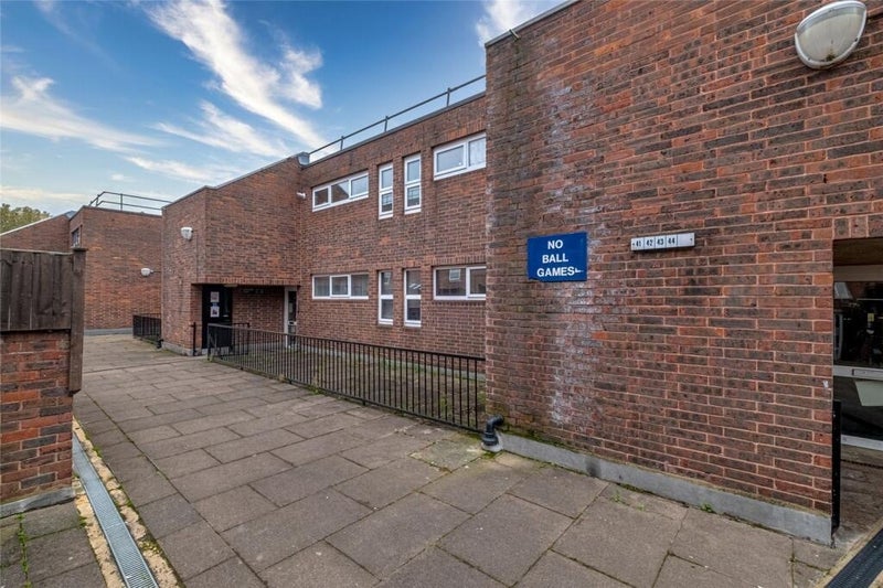Room Sanders Way in Greater London