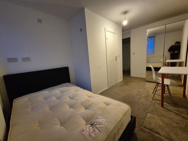 Room Sanders Way in Greater London