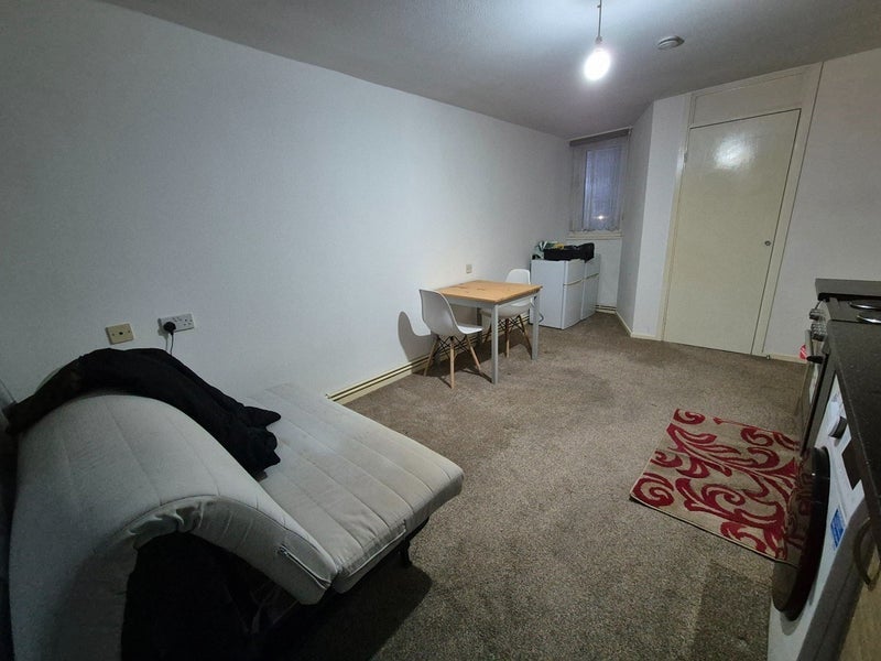 Room Sanders Way in Greater London