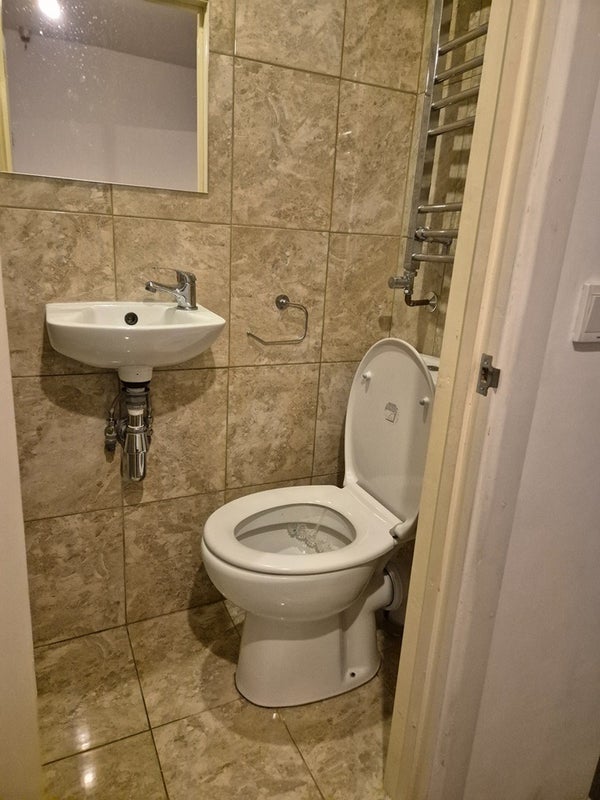 Room Sanders Way in Greater London