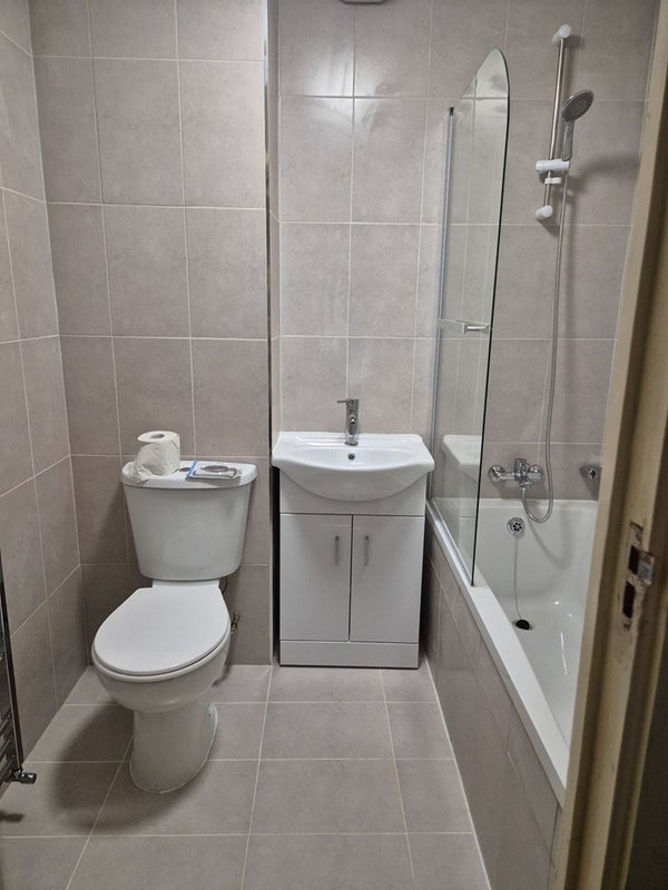 Room Sanders Way in Greater London