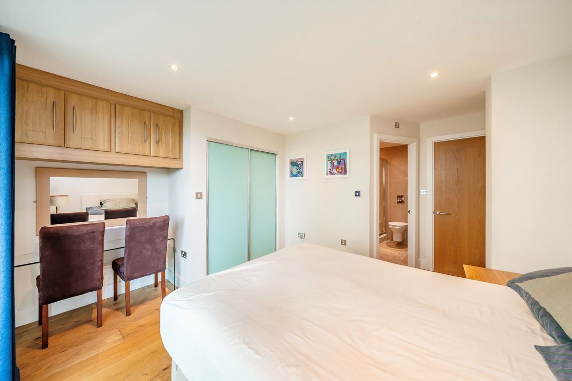 Flat Bridgefoot in Greater London