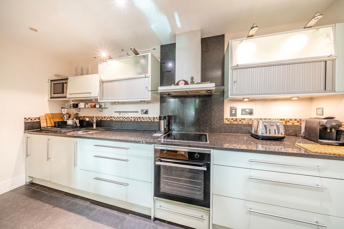 Flat Bridgefoot in Greater London
