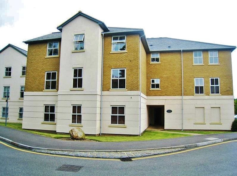 Flat Wraysbury Gardens in Borough of Spelthorne