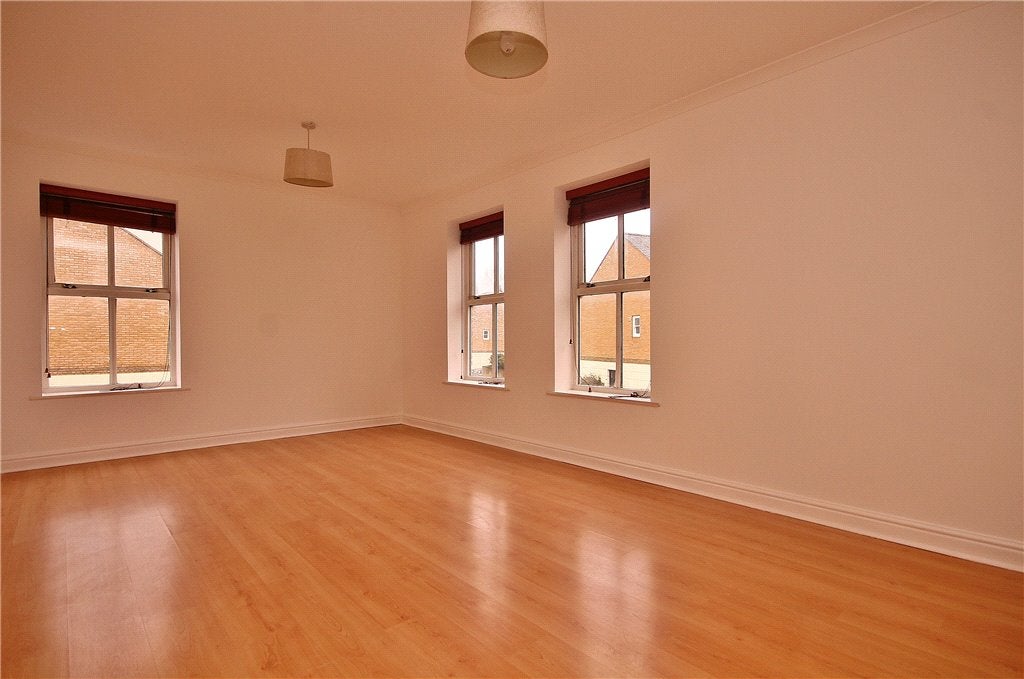 Flat Wraysbury Gardens in Borough of Spelthorne