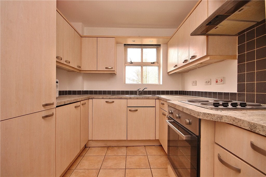 Flat Wraysbury Gardens in Borough of Spelthorne