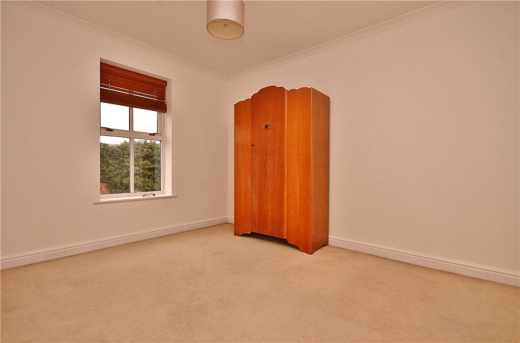 Flat Wraysbury Gardens in Borough of Spelthorne