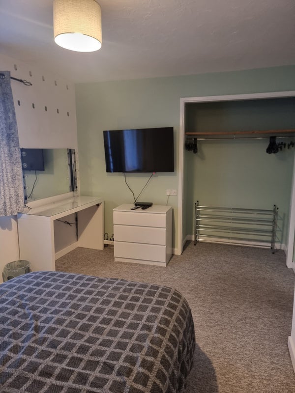 Room Dewlish Close in Poole