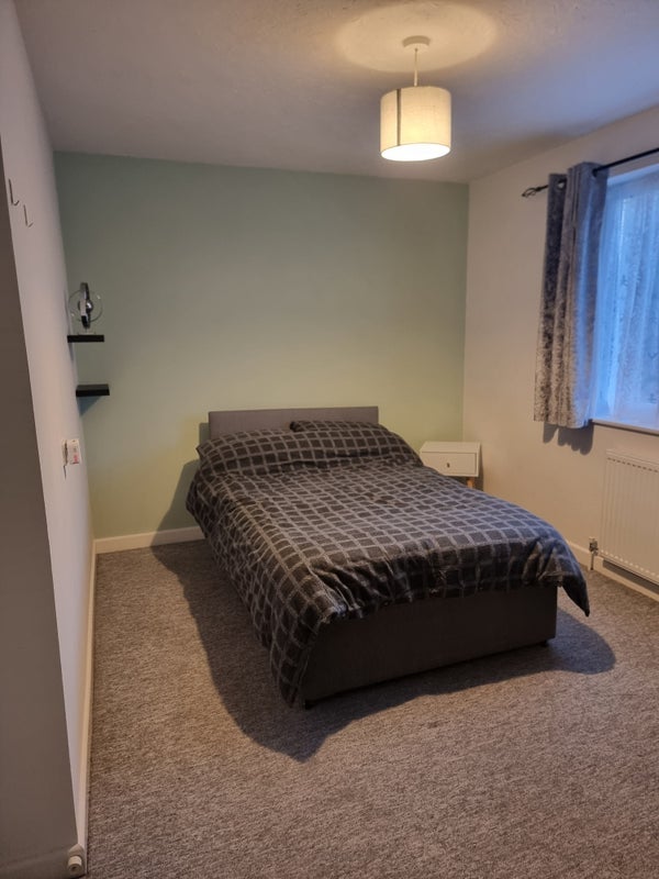 Room Dewlish Close in Poole