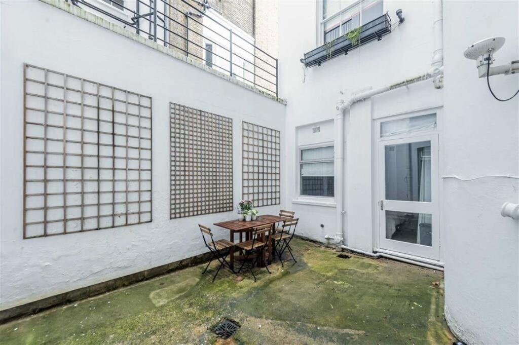 Flat Queen's Gate Place Mews in Greater London