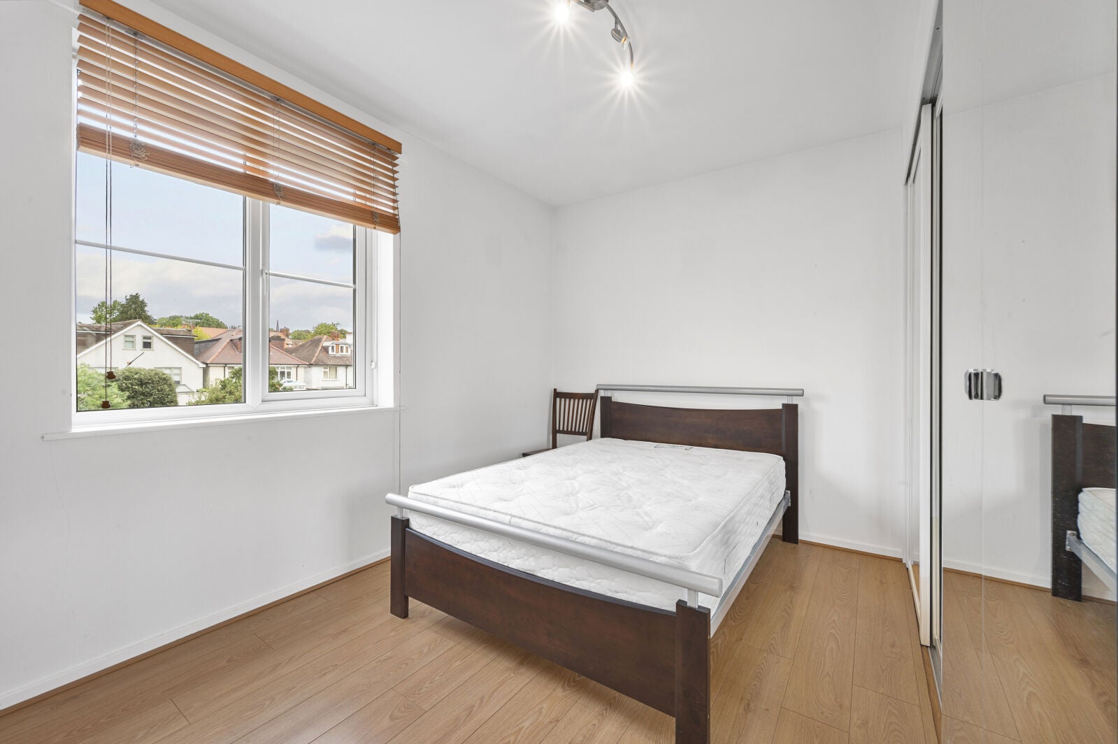 Flat Alwyne Road in Greater London