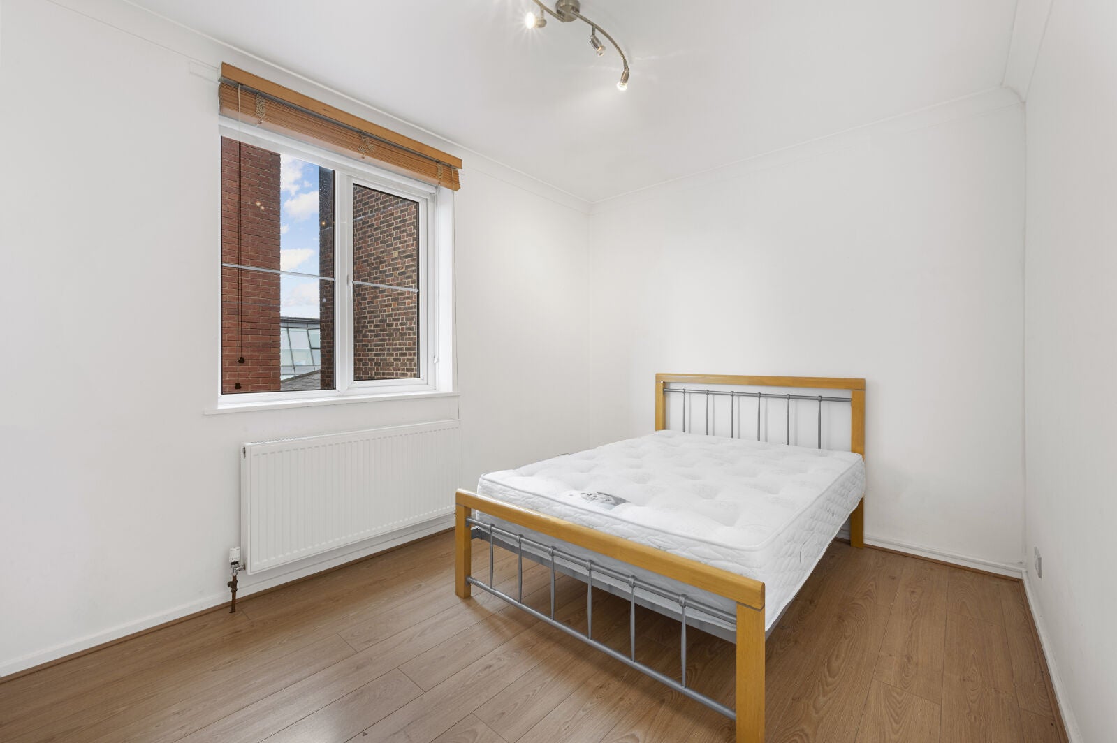 Flat Alwyne Road in Greater London