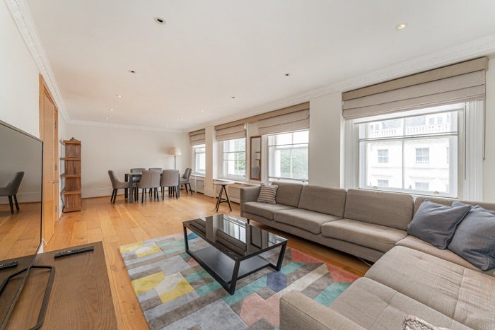 Flat Kensington High Street in Greater London