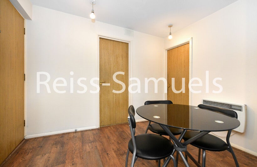 Flat Ambassador Square in Greater London