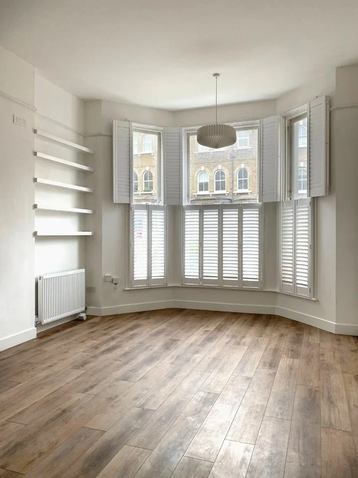 Flat Victoria Rise in Greater London