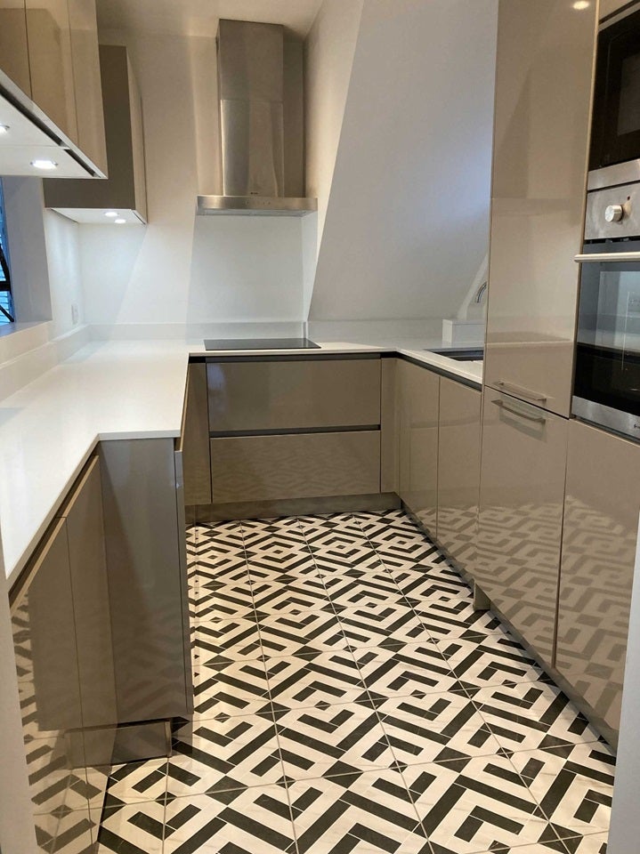 Flat Victoria Rise in Greater London