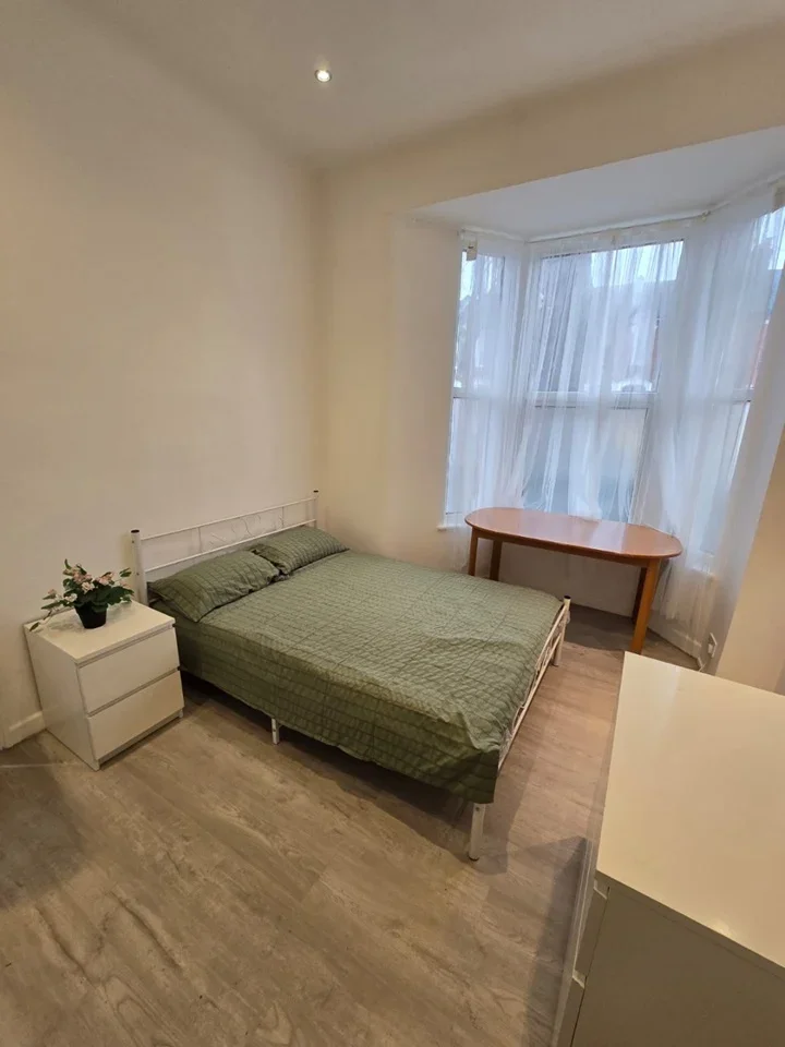 Flat Barking Road in Greater London