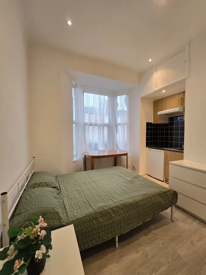 Flat Barking Road in Greater London
