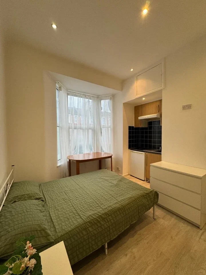 Flat Barking Road in Greater London