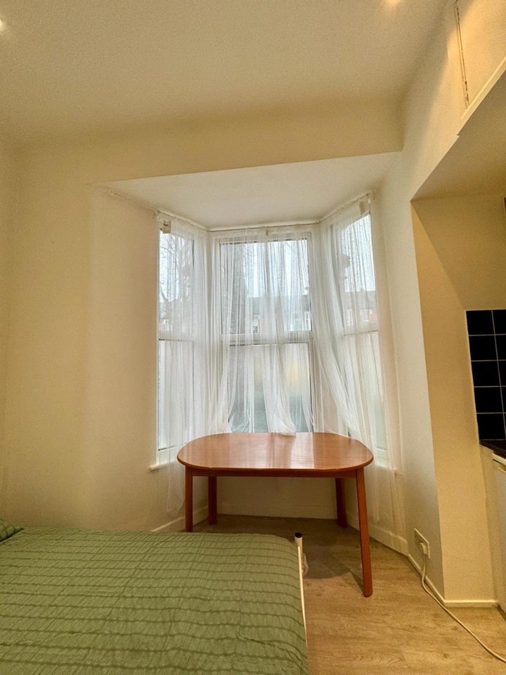 Flat Barking Road in Greater London