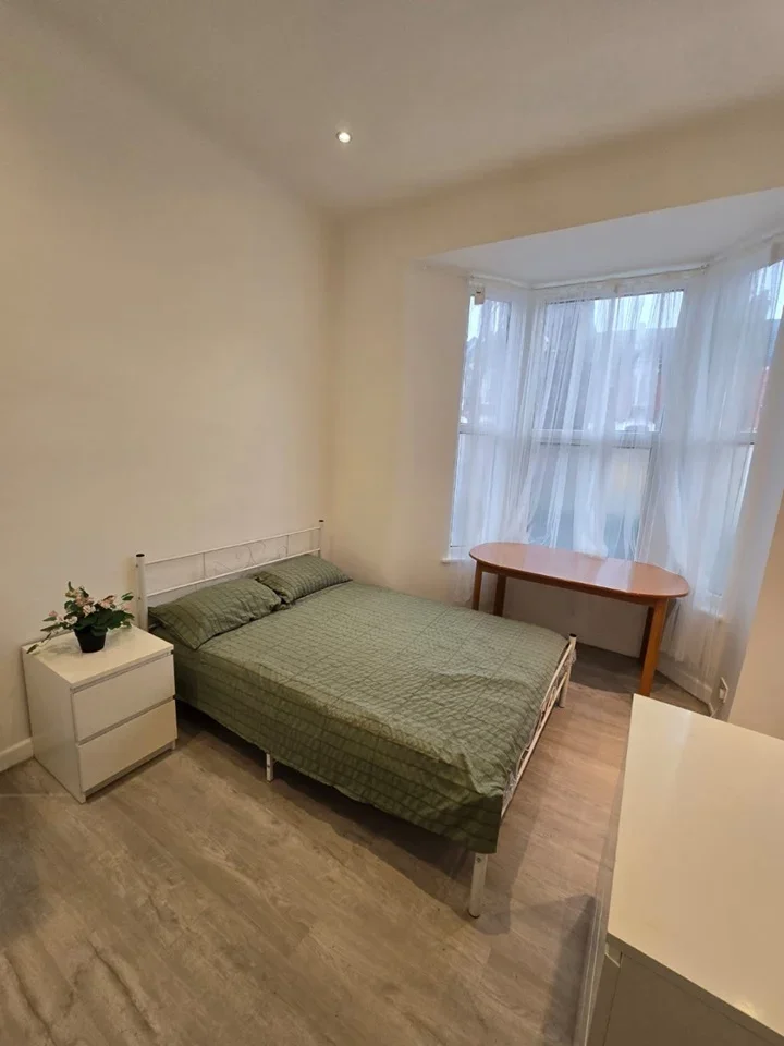Flat Barking Road in Greater London