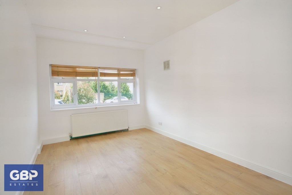 Flat Grenfell Avenue in Greater London
