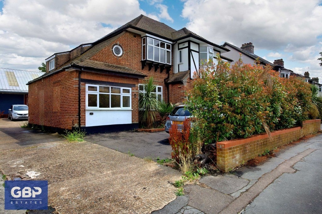 Flat Grenfell Avenue in Greater London