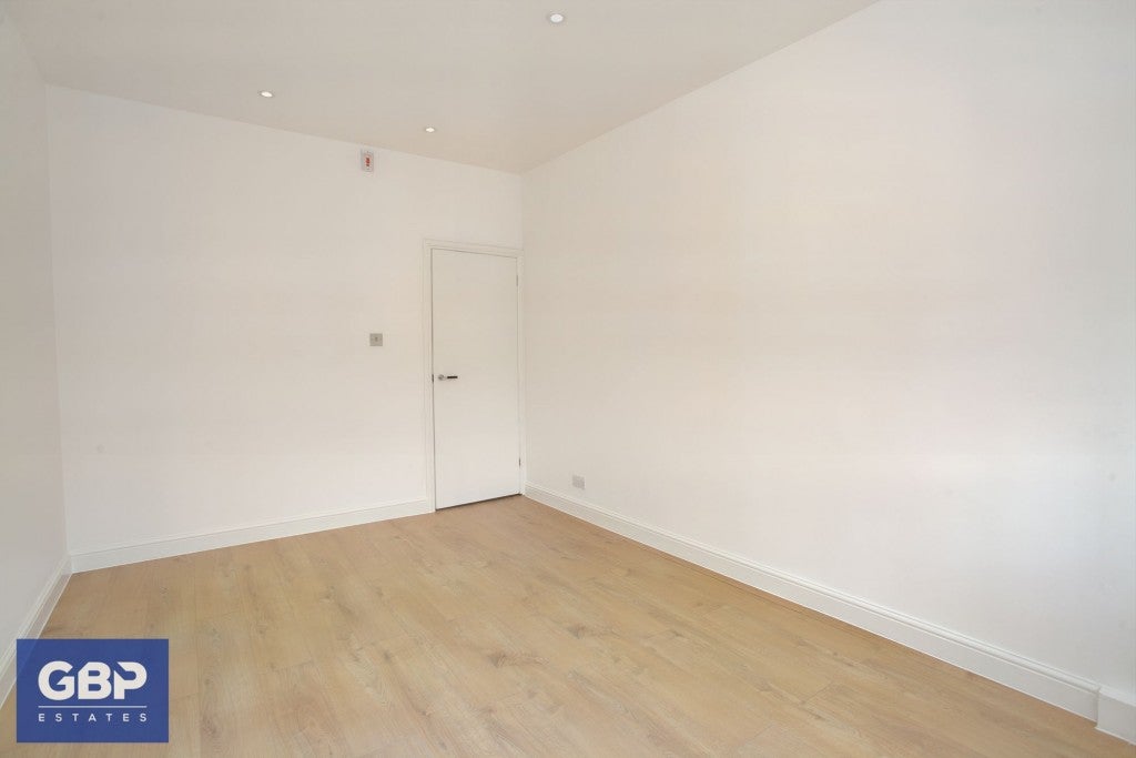 Flat Grenfell Avenue in Greater London