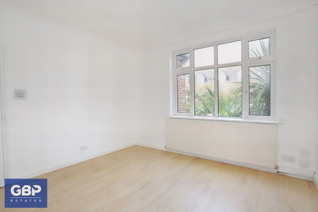Flat Grenfell Avenue in Greater London