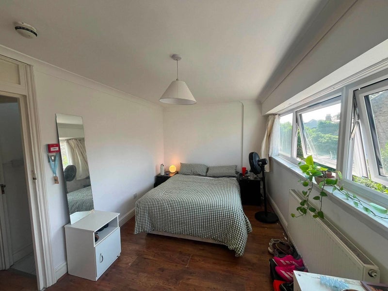 Room Parkholme Road in Greater London