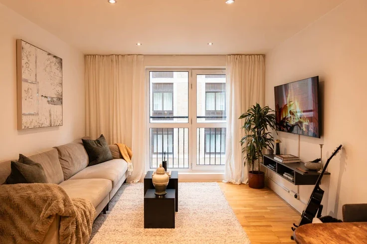 Flat Pepys Street in City of London