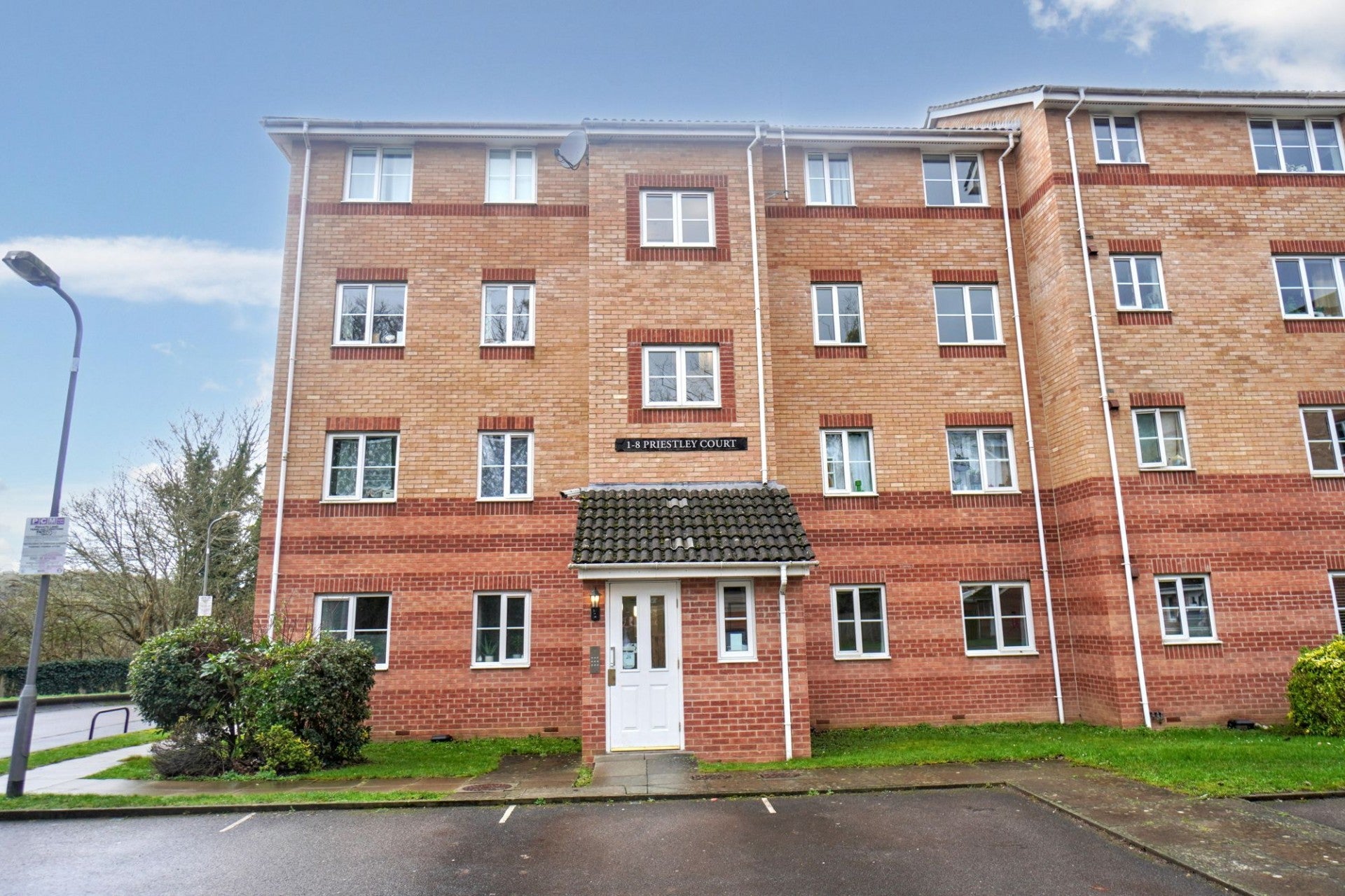 Flat Priestley Way in Burnham-On-Sea and Highbridge
