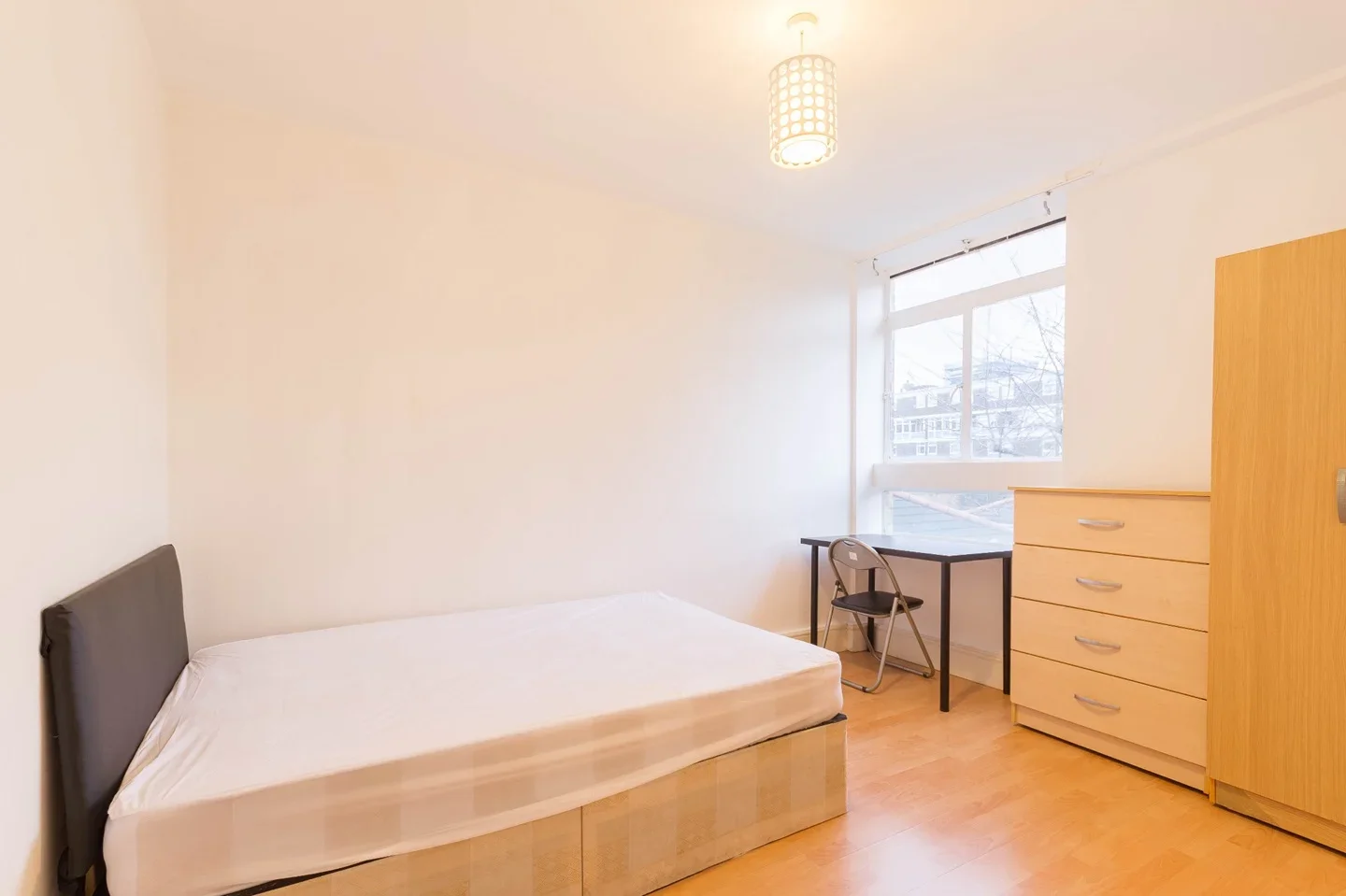 Flat Baroness Road in Greater London