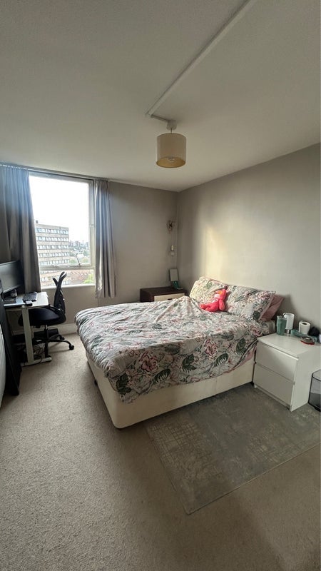 Room Falcon Road in Greater London