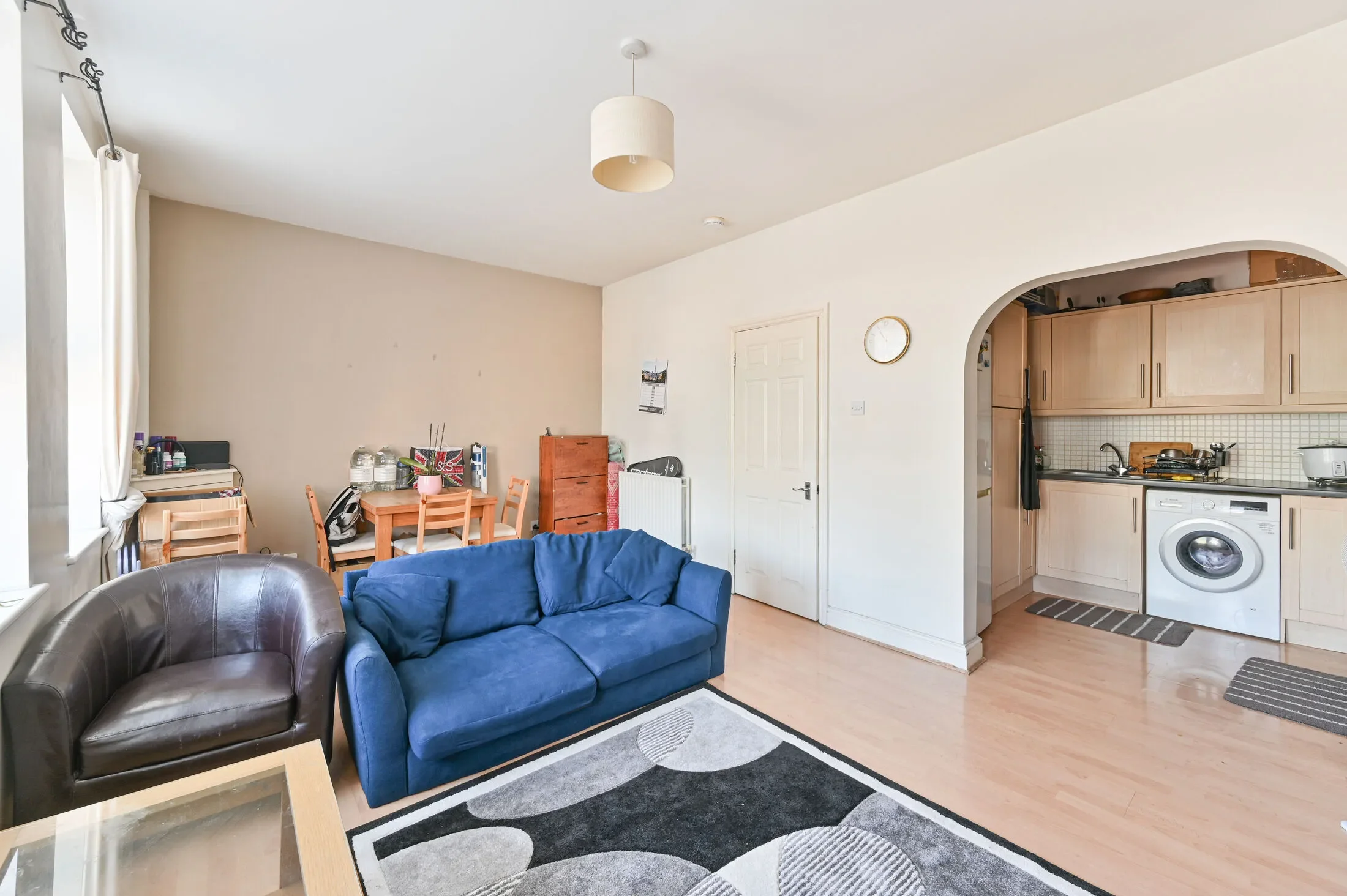 Flat Garratt Lane in Greater London