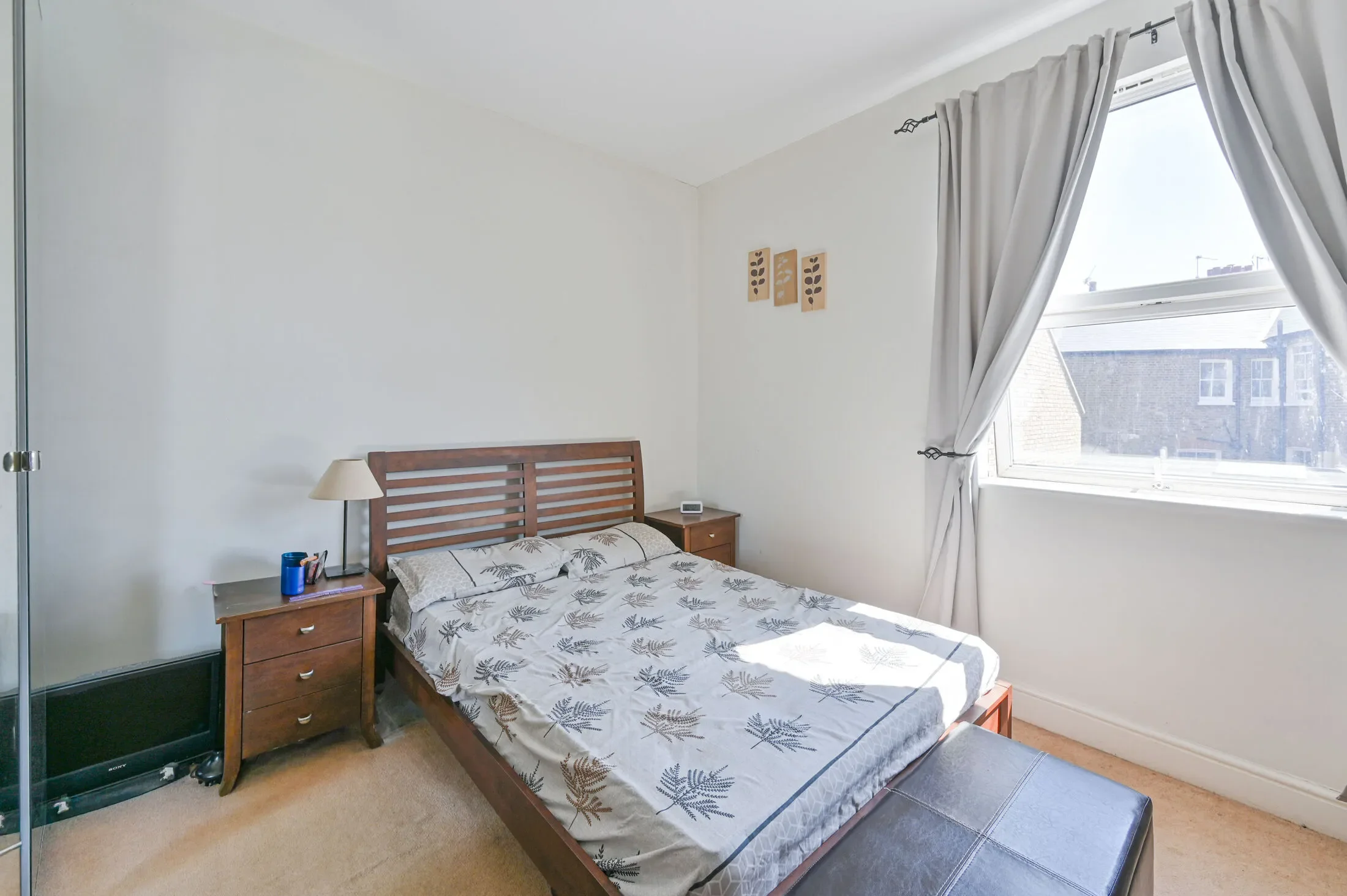 Flat Garratt Lane in Greater London