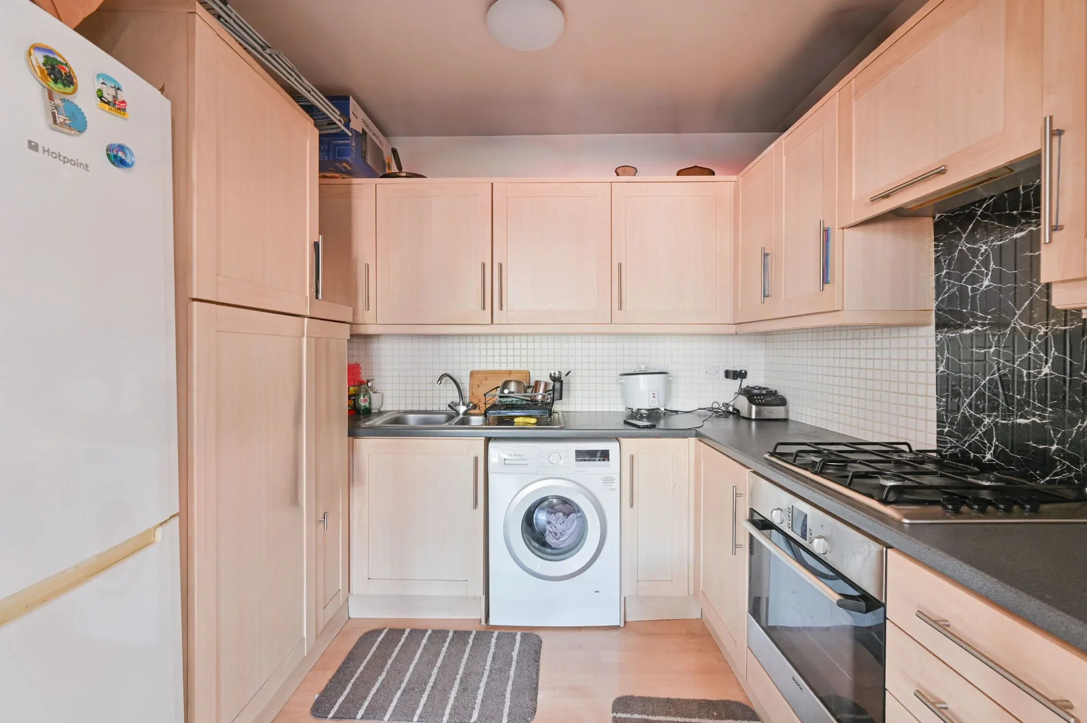 Flat Garratt Lane in Greater London