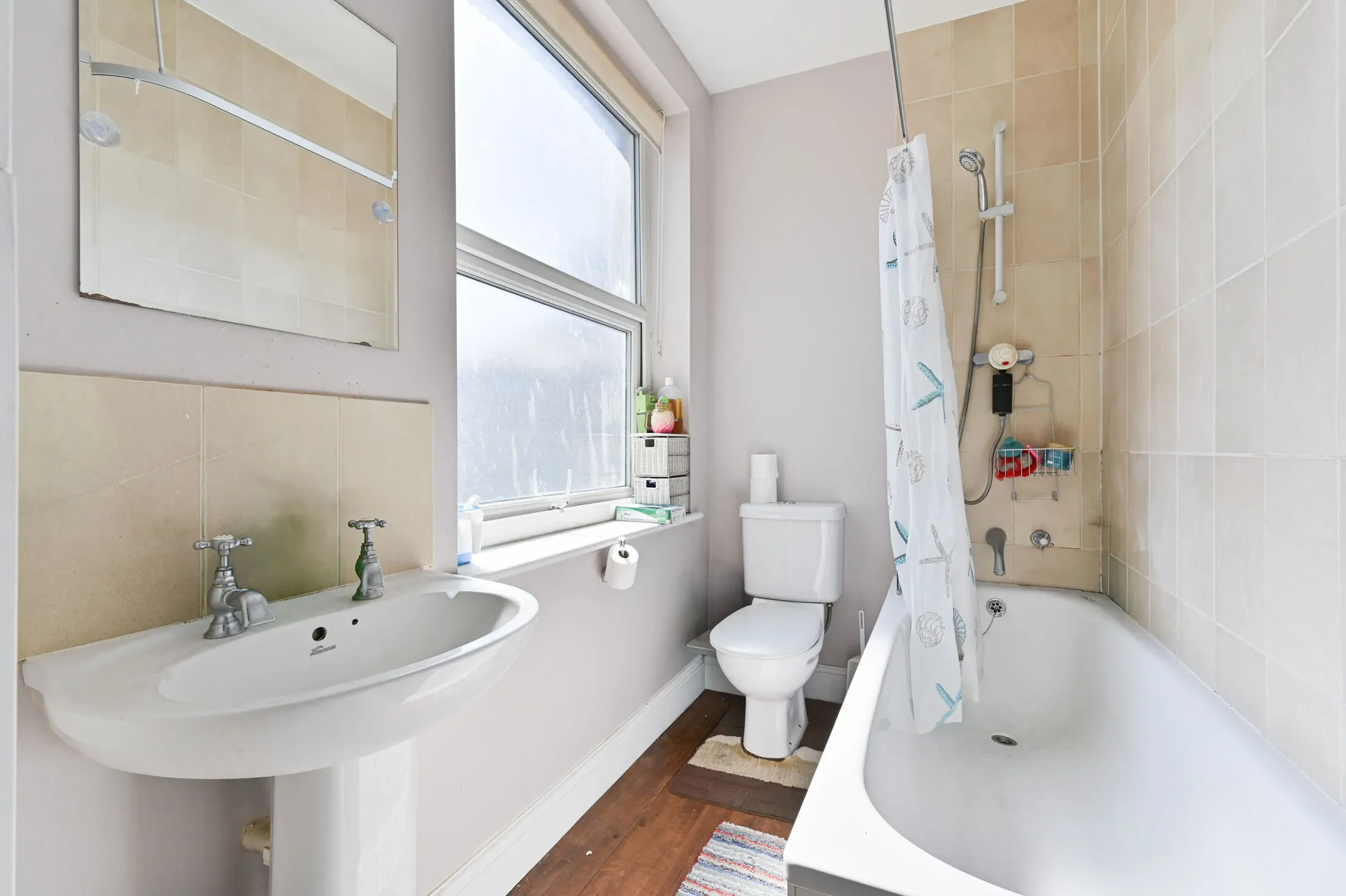 Flat Garratt Lane in Greater London