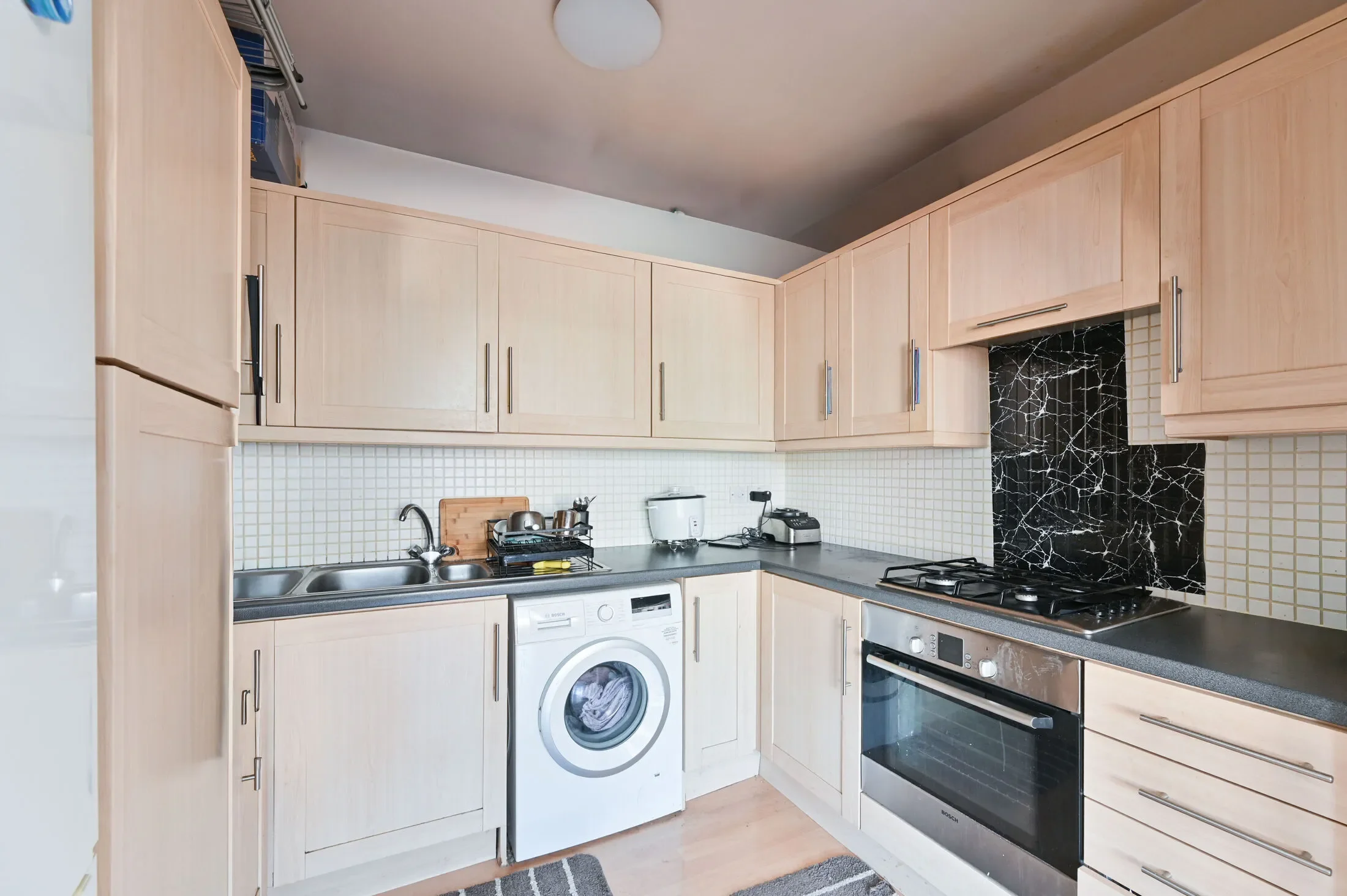 Flat Garratt Lane in Greater London
