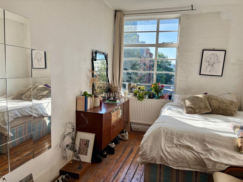 Room Hackney Road in Greater London