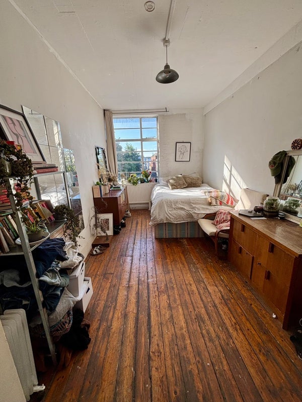 Room Hackney Road in Greater London