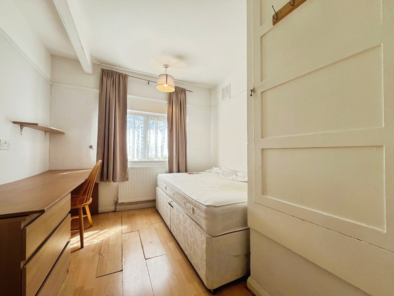 Room Larchwood Drive in Borough of Runnymede