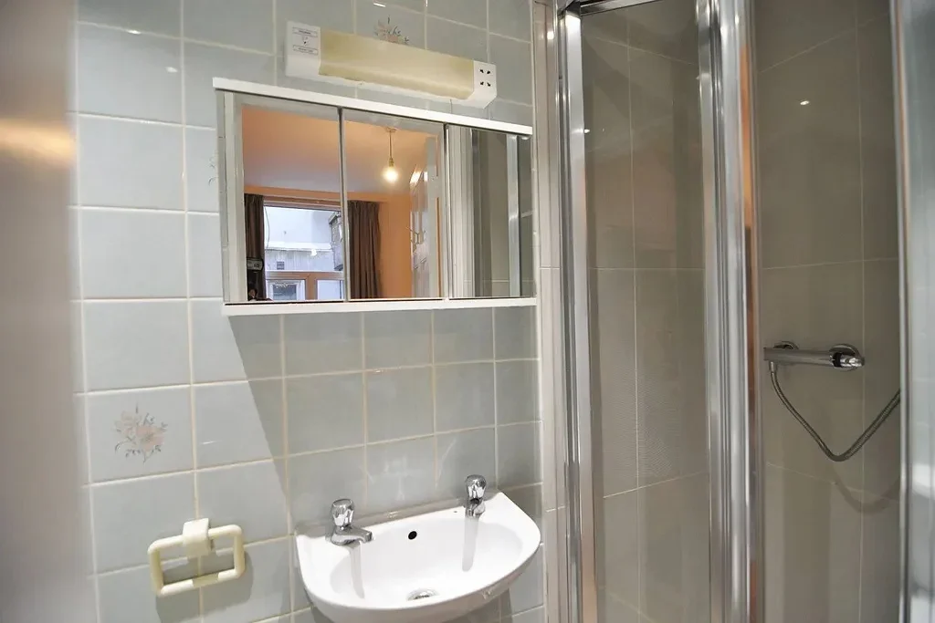 Flat Cheniston Gardens in Greater London