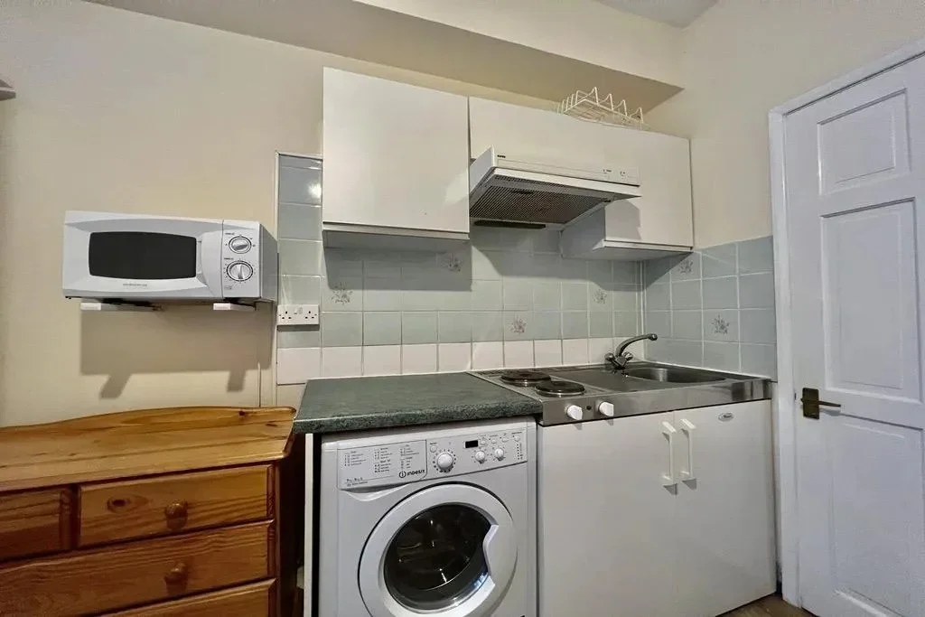 Flat Cheniston Gardens in Greater London