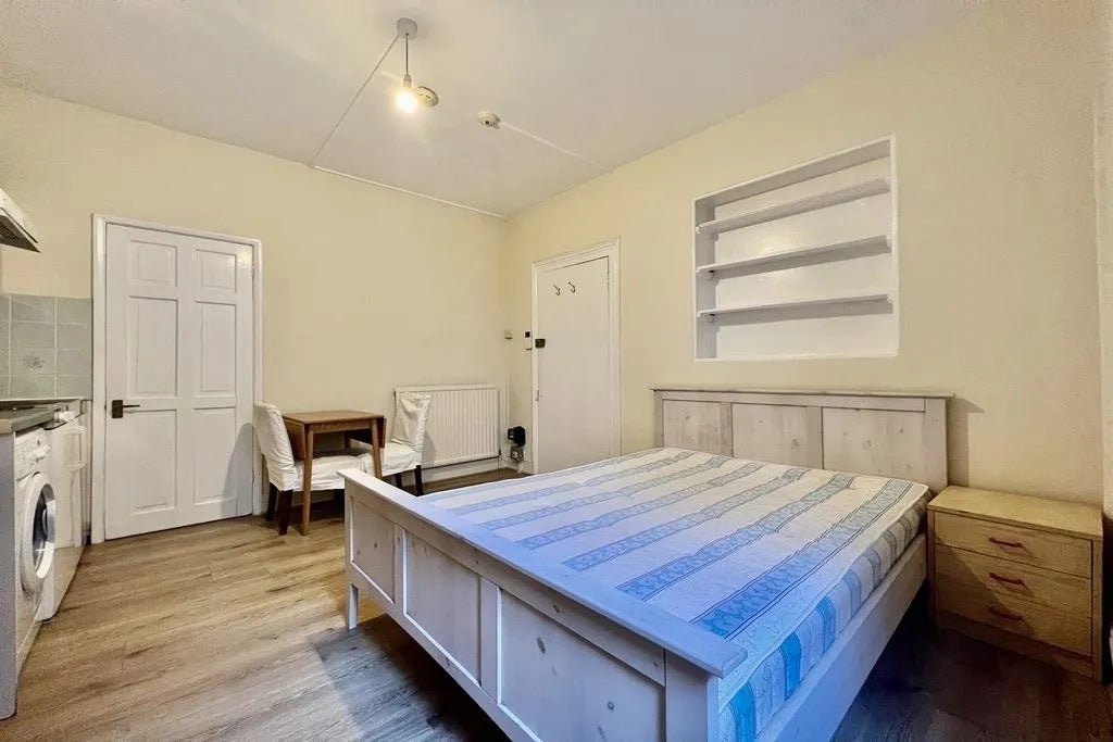 Flat Cheniston Gardens in Greater London