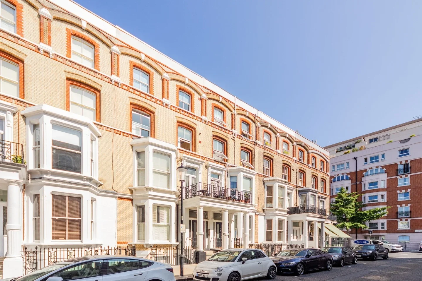 Flat Cheniston Gardens in Greater London